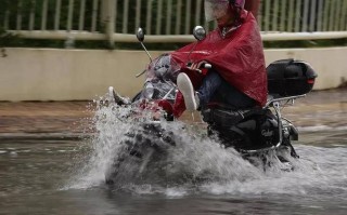 下雨天电动车出行攻略，下雨天开电动车安全吗