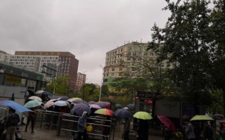 下雨天都有哪些出行的人（下雨天适合出行吗）
