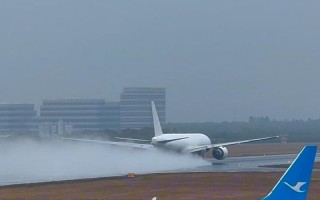 下雨天飞机出行安全吗吗（下雨天飞机安全不）