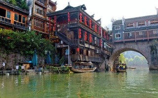 到凤凰古城的旅游攻略（凤凰古城的旅游攻略怎么画）