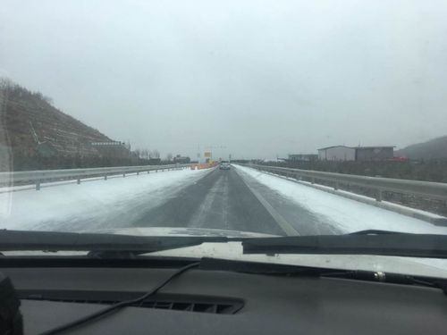 下雪高速出行安全吗(下雪上高速安全吗)-第1张图片-微云百科 下雪高速出行安全吗(下雪上高速安全吗)-第1张图片-微云百科