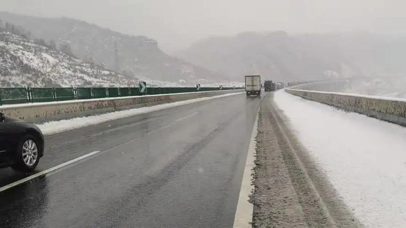 下雪高速出行安全吗(下雪上高速安全吗)-第2张图片-微云百科 下雪高速出行安全吗(下雪上高速安全吗)-第2张图片-微云百科