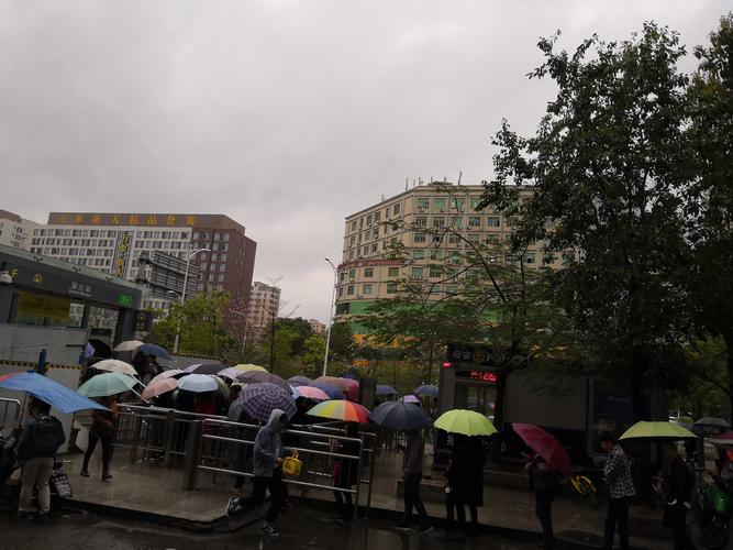下雨天都有哪些出行的人(下雨天适合出行吗)-第1张图片-微云百科 下雨天都有哪些出行的人(下雨天适合出行吗)-第1张图片-微云百科