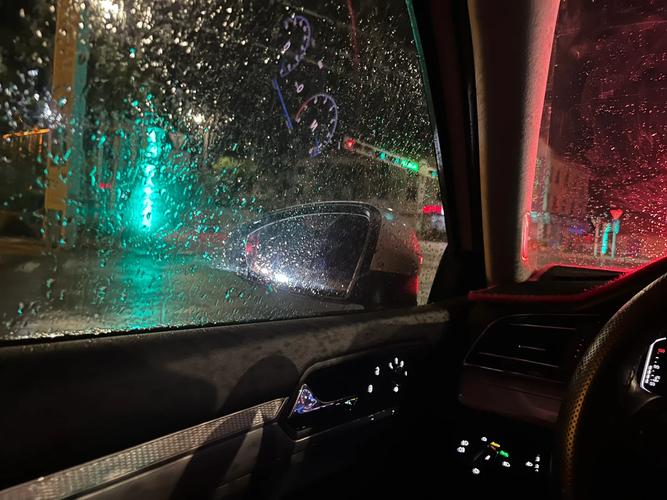下雨天出行路上能开窗吗 - 下雨天可以开车出远门吗-第3张图片-微云百科