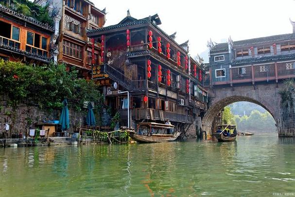 到凤凰古城的旅游攻略(凤凰古城的旅游攻略怎么画)-第1张图片-微云百科 到凤凰古城的旅游攻略(凤凰古城的旅游攻略怎么画)-第1张图片-微云百科