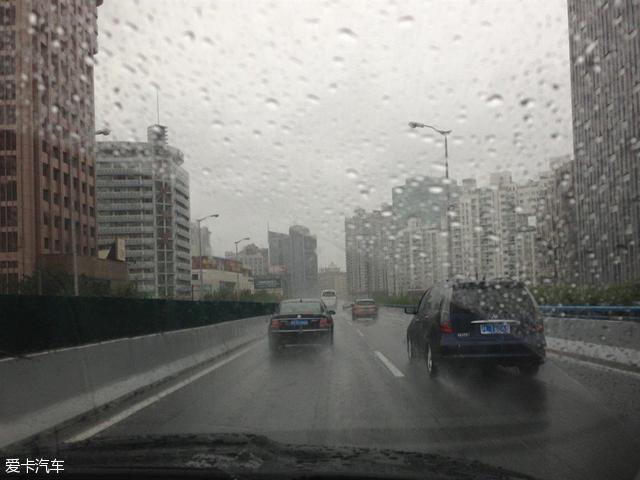 下雨带墨镜出行(下雨天戴墨镜开车)-第2张图片-微云百科 下雨带墨镜出行(下雨天戴墨镜开车)-第2张图片-微云百科