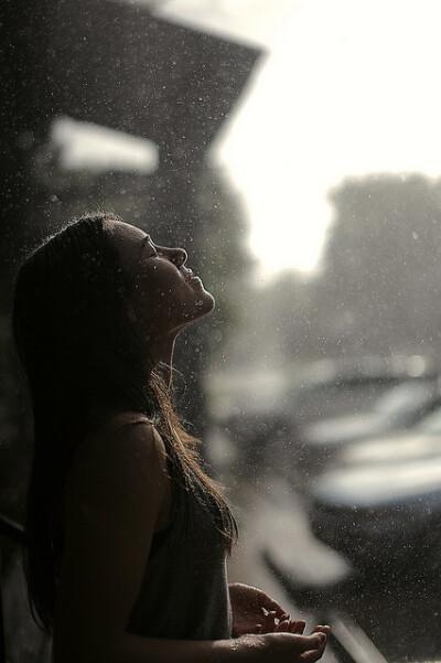 下雨天出行有什么感觉吗 - 下雨天出行的心情说说-第1张图片-微云百科 下雨天出行有什么感觉吗 - 下雨天出行的心情说说-第1张图片-微云百科