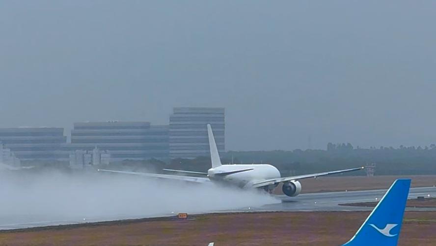 下雨天飞机出行安全吗吗（下雨天飞机安全不）-第1张图片-微云百科