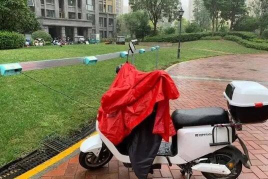 下雨天电瓶车出行怎么办 - 下雨天电动车费电吗-第1张图片-微云百科 下雨天电瓶车出行怎么办 - 下雨天电动车费电吗-第1张图片-微云百科