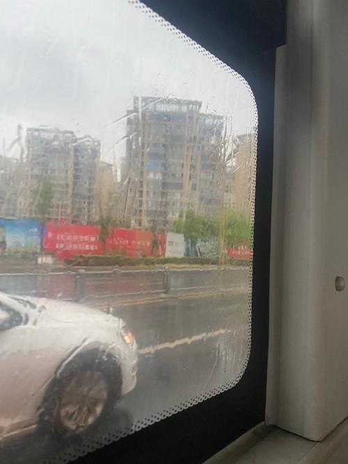 下雨天出行买什么车比较好，下雨天开什么车最安全-第4张图片-微云百科