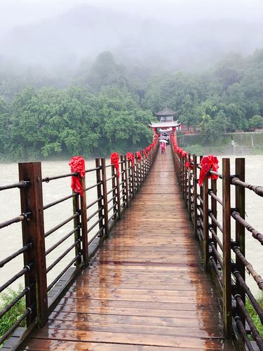 下雨还能出行的地方是哪里,下雨能出门-第1张图片-微云百科 下雨还能出行的地方是哪里,下雨能出门-第1张图片-微云百科