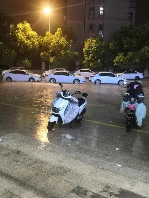 下雨天电动车出行攻略,下雨天开电动车安全吗-第3张图片-微云百科 下雨天电动车出行攻略,下雨天开电动车安全吗-第3张图片-微云百科
