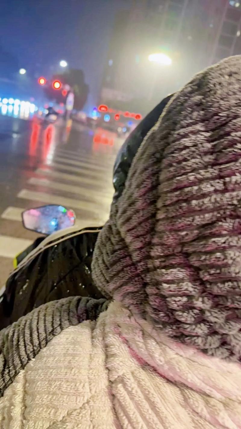 下雨出行gif,下雨出行注意安全的暖心话短句-第1张图片-微云百科 下雨出行gif,下雨出行注意安全的暖心话短句-第1张图片-微云百科