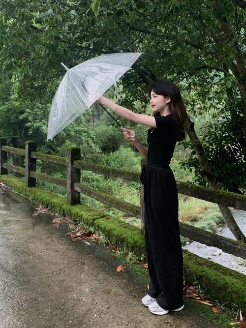 下雨天出行服装搭配（下雨天穿搭）-第4张图片-微云百科