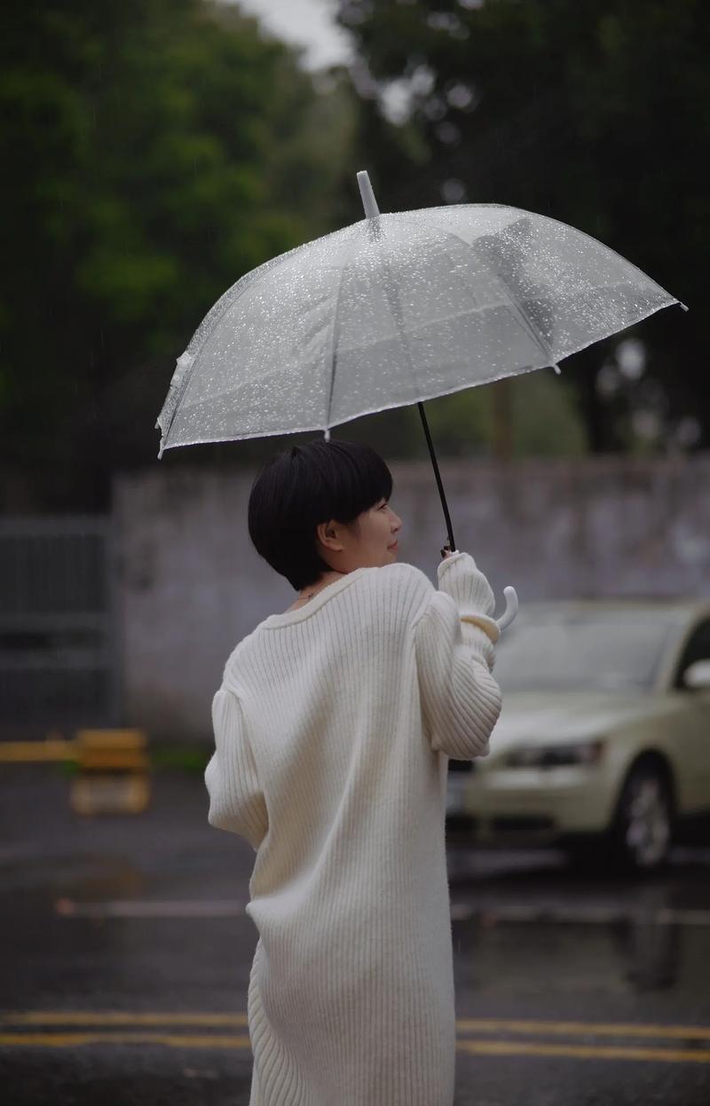 下雨天出行服装搭配（下雨天穿搭）-第5张图片-微云百科