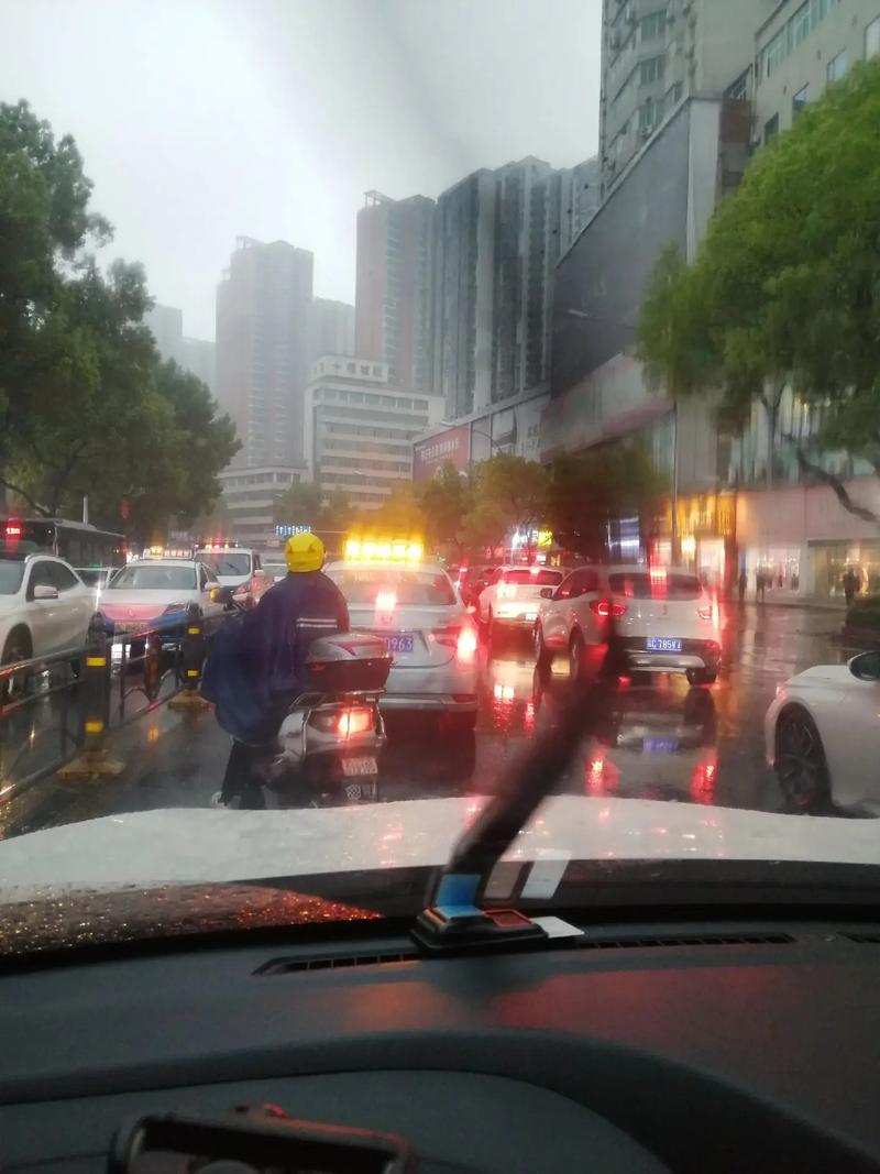 下雨出行的市民,下大雨出行温馨小提示-第6张图片-微云百科 下雨出行的市民,下大雨出行温馨小提示-第6张图片-微云百科